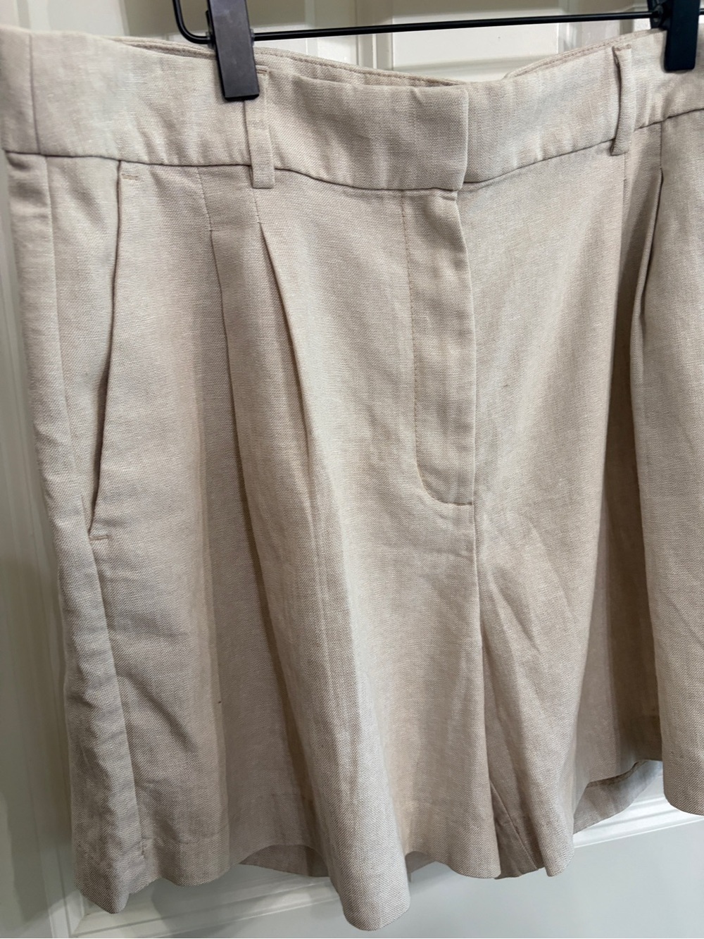 New with Tags Old Navy size L extra high rise linen blend pleated shorts. Summer